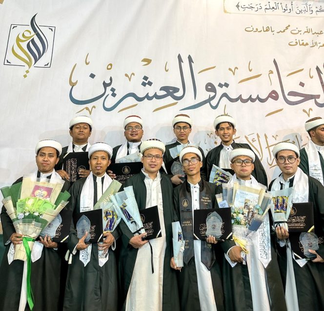 
12 Pelajar Asal Madura Berhasil Lulus di Universitas Al Ahgaf Tarim, Berikut Kesan dan Pengalamannya