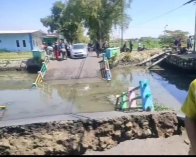 
Jembatan Penghubung Dua Desa di Candi Sidoarjo Ambruk