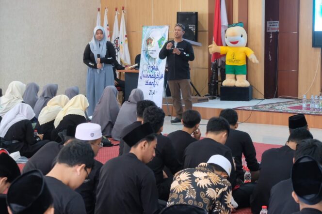 
Tingkatkan Literasi Media, PWI Sidoarjo Gelar Ngaji Jurnalistik Santri