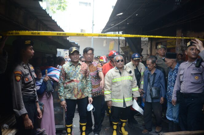 
Pasar Krian Kebakaran, Pemkab Sidoarjo Berikan Bantuan Kepada Korban