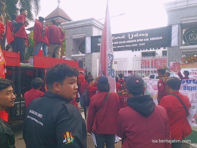 
IMM Demo DPRD Sidoarjo Tolak Revisi RUU Pilkada