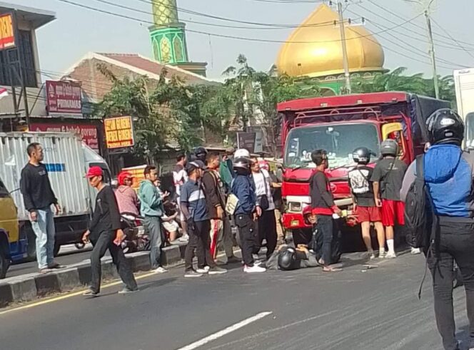 
Diduga Rem Blong Truk Sruduk Belasan Motor di Traffic Light Taman Sidoarjo