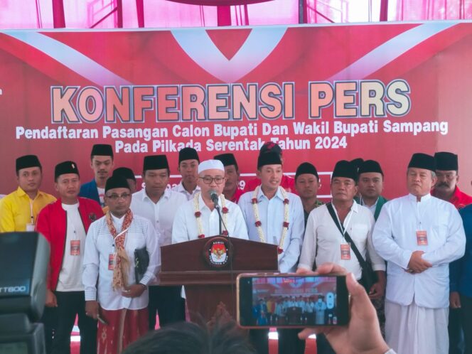 
Pasangan Bakal Calon Bupati Sampang KH Mamak dan H. Abdulah Hidayat Resmi Mendaftar ke KPU Hari Ini