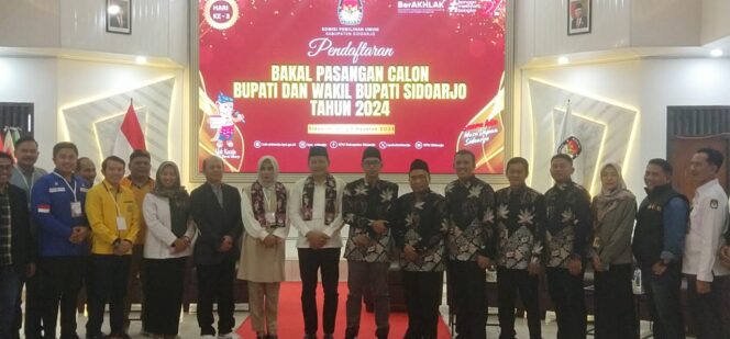 
Pasangan Subandi-Mimik Idayana Resmi Daftar ke KPU Sidoarjo