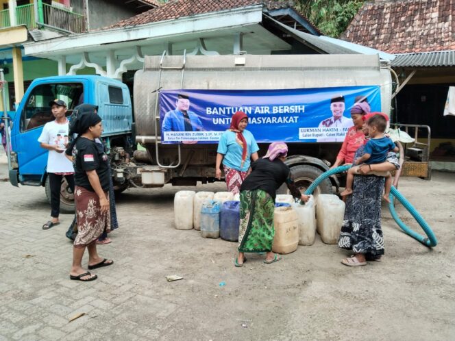 
Respon Dampak Kekeringan, Paslon ManFaat Kirim Bantuan Air Bersih untuk Masyarakat