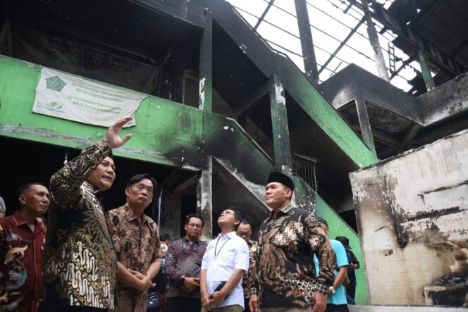 
Pemkab Sidoarjo Beri Rp 5 Juta ke Setiap Pedagang Korban Kebakaran di Pasar Krian